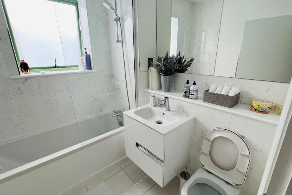 A House Designed For You… Edmonton Extérieur photo